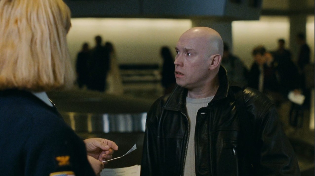 — У вас сало, яблоки есть?
— А вам зачем?
— Вы везёте с собой продукты? Яблоки? Сало?
— А здесь разве не продают?
— Вы не поняли. Это карантин.
— Болеете?