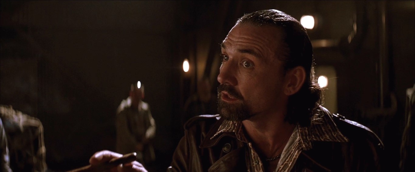 — Что ты собираешь делать со своей долей?
— У меня простые запросы. Я люблю динамит, оружейный порох и бензин.
— Знаешь, что между ними общего? Они дёшевы.