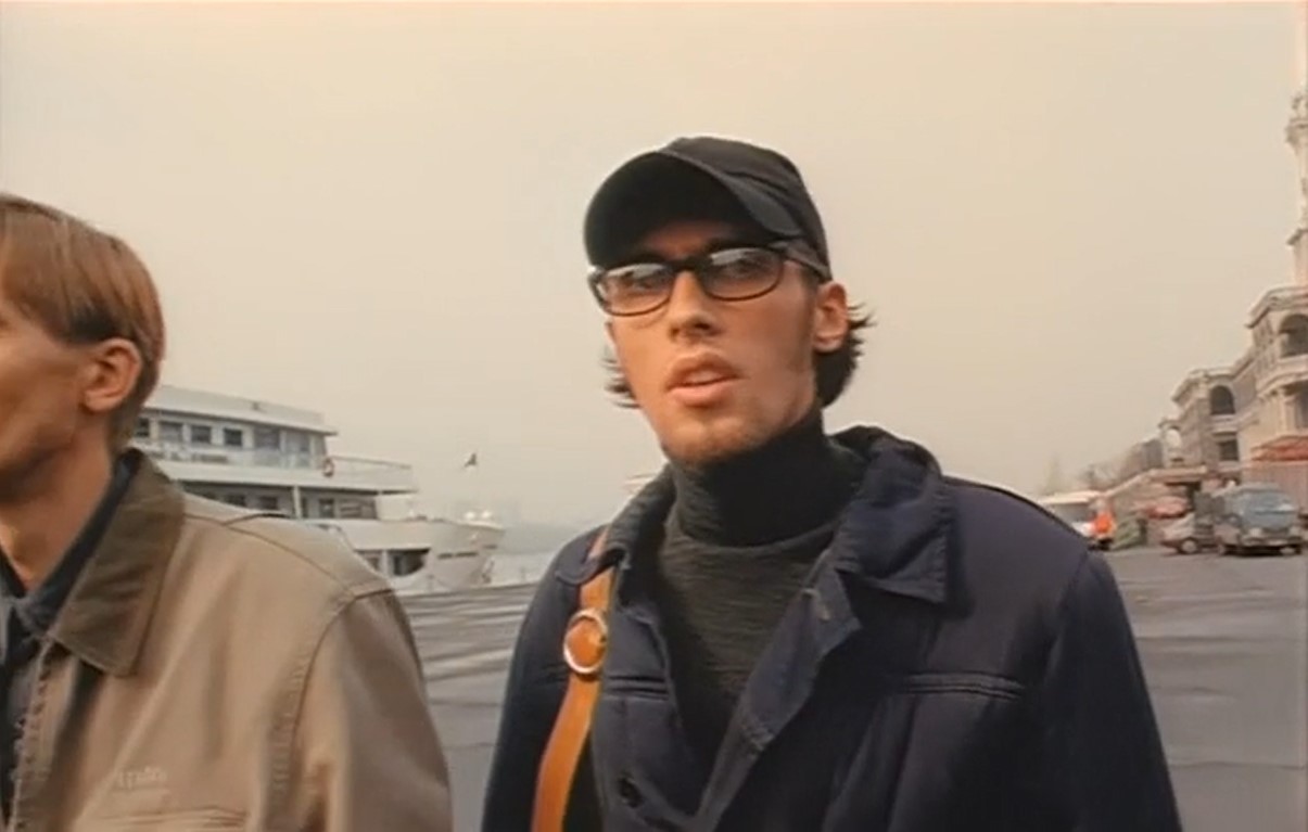 — Хочу пи-пи…
— Ёлки-палки, военный! Тебя в спешке делали. Вся твоя жизнь — реклама безопасного секса.