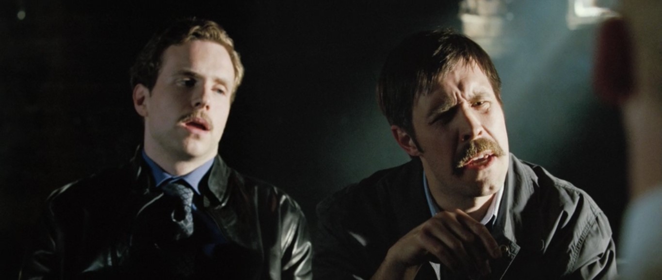 сержант Николас Эйнджел Энди Картрайт Энди Уэйнрайт Энди Уэйнрайт: — А ты в курсе, что за городом оружия ходит больше, чем в городах?
Энди Картрайт: — Все покупают пушку себе и маме.
Николас Эйнджел: — Кто это все?
Энди Уэйнрайт: — Фермеры.
Николас Эйнджел: — А еще?
Энди Картрайт: — Мамы фермеров.