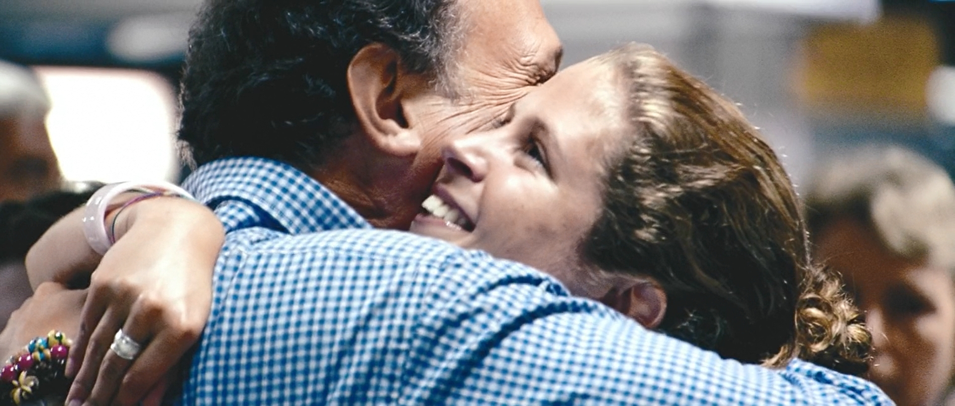 Когда положение в мире наводит на меня грусть, я думаю о зале перелета в аэропорту «Хитроу». Согласно общему мнению, мы живем в мире ненависти и алчности, но я не согласен. Мне кажется, что любовь повсюду. Зачастую любовь не очень заметна и торжественна, но она повсюду. Отцы и сыновья, матери и дочери, мужья и жены, любовники, любовницы, закадычные друзья... В телефонных звонках из башен близнецов, в которые врезались самолеты, не было ненависти или мести. Только признания в любви. Если присмотреться, возникнет подозрение, что любовь... реально повсюду.