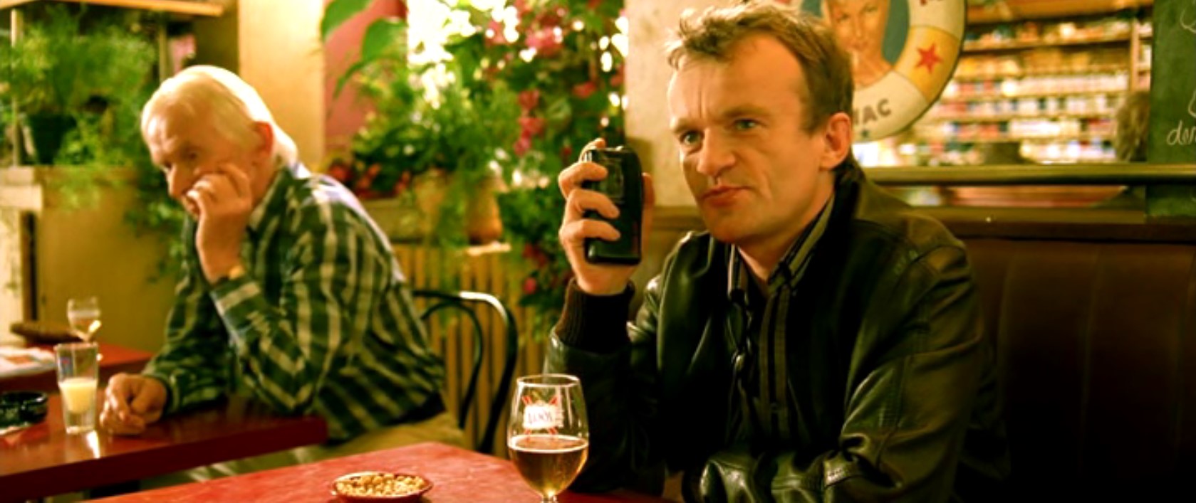 Смех грудной, зазывный. Мотива нет, цель — привлечь самца.