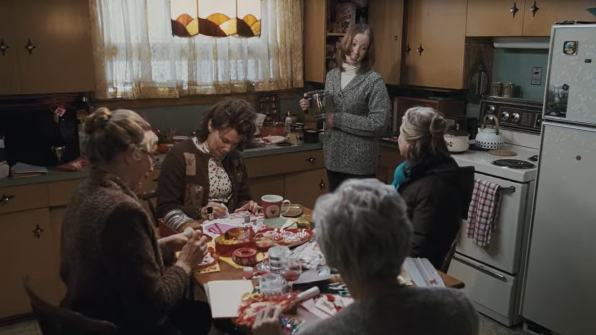 Люси Хилл Кимберли (внучка) — Мы делаем валентинки. И для вас тоже.
— О! А я решила не отмечать в этом году. Это праздник для продавцов открыток...