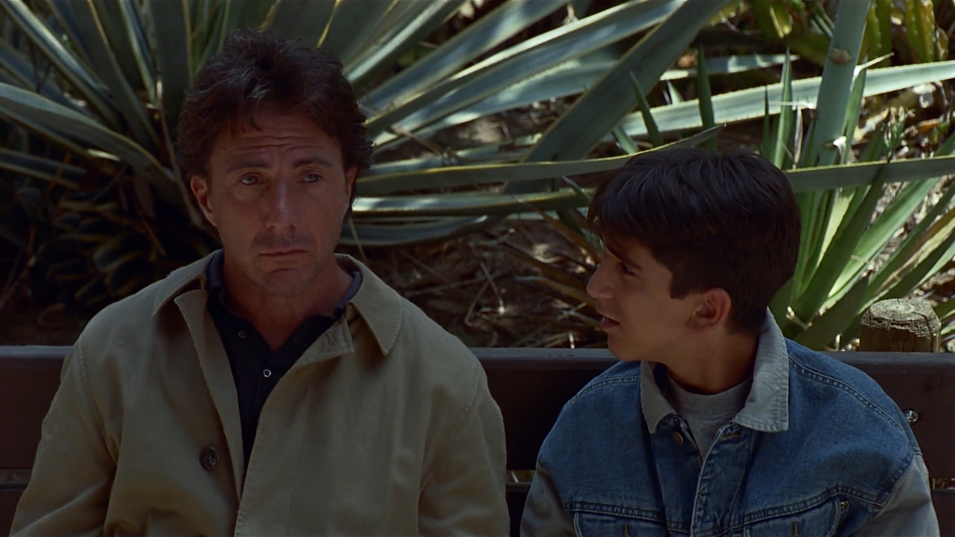 — Но ты же всегда говорил: «Не высовывайся». Ты ещё говорил: «Никогда не рискуй собственной шеей ради других». Почему же ты туда полез и спас 54 человека?
— Да, тут я лажанулся.