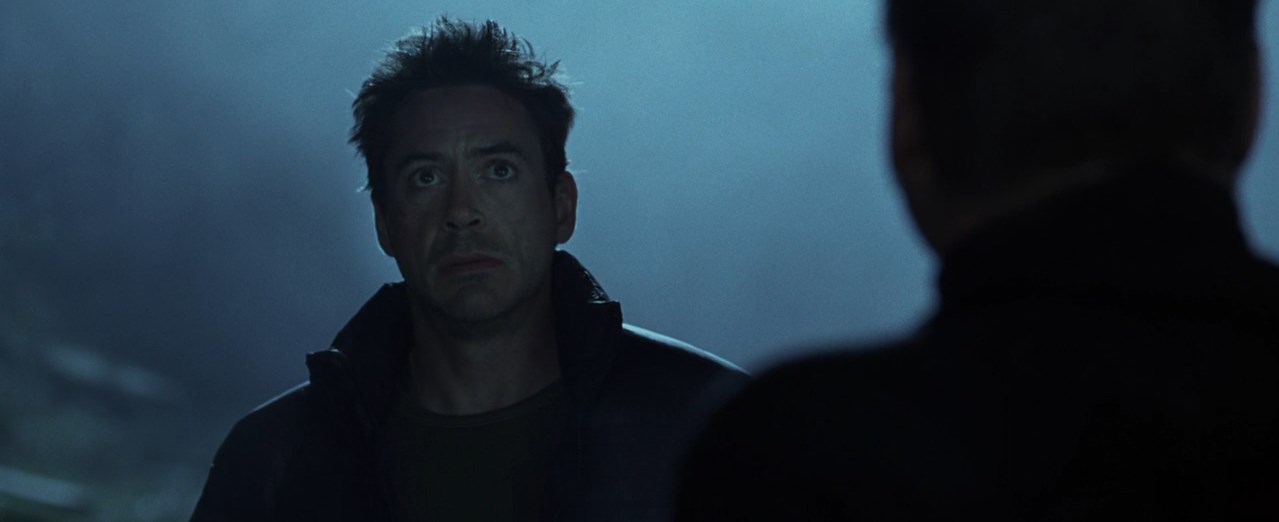 Перри ван Шрайк Гарри Локхарт — Придурок! Пистолет за две тысячи долларов, между прочим мамин подарок, а ты его кинул в озеро возле тачки. А что когда они прочешут озеро, как думаешь найдут мой пистолет? Найди в словаре слово «идиот»! Знаешь что ты увидишь?
— Свою фотографию?
— Нет, ты узнаешь почему ты идиот на все сто процентов!