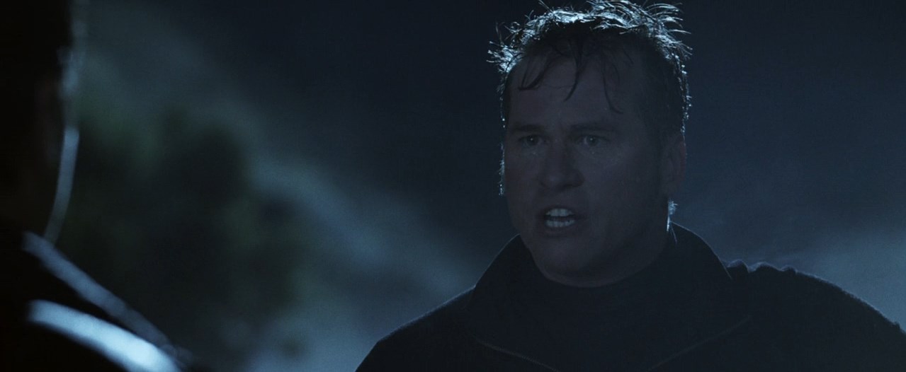 Перри ван Шрайк Гарри Локхарт — Придурок! Пистолет за две тысячи долларов, между прочим мамин подарок, а ты его кинул в озеро возле тачки. А что когда они прочешут озеро, как думаешь найдут мой пистолет? Найди в словаре слово «идиот»! Знаешь что ты увидишь?
— Свою фотографию?
— Нет, ты узнаешь почему ты идиот на все сто процентов!