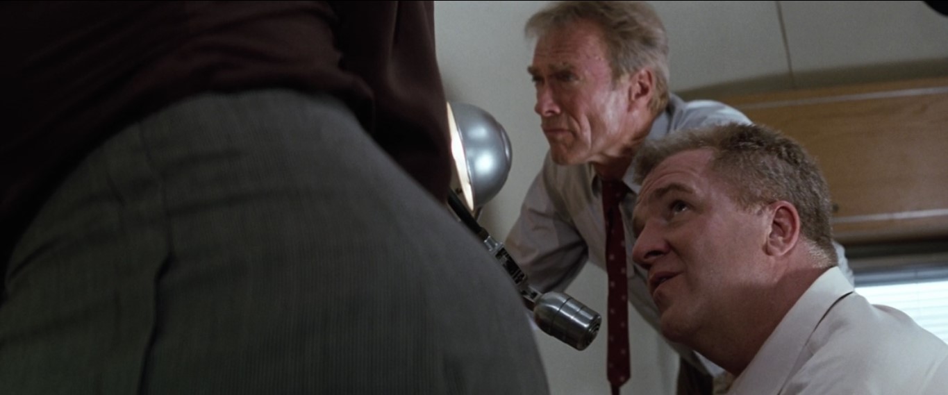 — Будь мир совершенным, мы бы взялись за руки и облазили каждый кустик.
— В совершенном мире такое вообще не случилось бы.