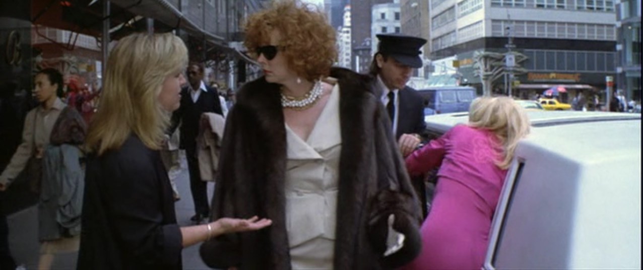 — Знаете ли вы, сколько бедных животных было убито, чтобы сшить эту шубку?
— А вы знаете, со сколькими богатыми животными мне пришлось переспать, чтобы получить её?