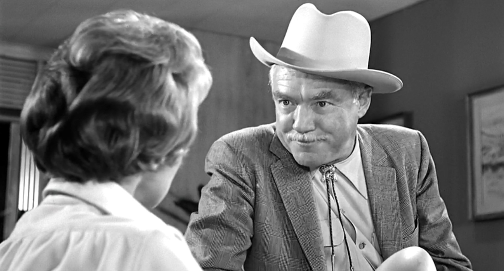 Том Кэссиди Я не покупаю счастье. Я откупаюсь от несчастья.
=======================
Я не хочу купить ей счастье. Я лишь хочу откупиться от несчастья.