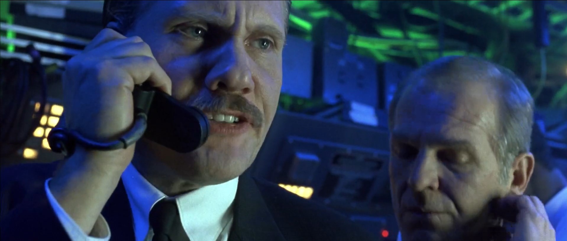 Стенли Гудспид агент ФБР Эрнест Пакстон — Что ж, здесь возникли проблемы, сэр… у него есть оружие.
— А у тебя что? Водяной пистолет?