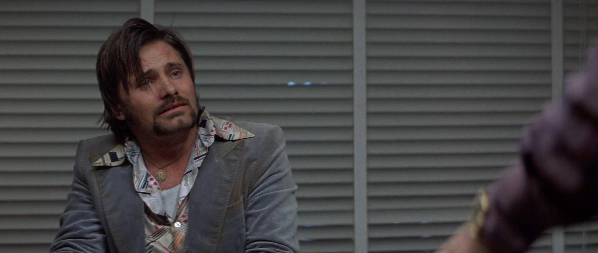 — Пристрели меня! Просто убей.
— Я не стану тебя убивать, я даже пальцем тебя не трону. Я спрашиваю тебя, как же ты мог поступить с теми, кто заботился о тебе? Как ты мог? Ты в дерьме, козел.