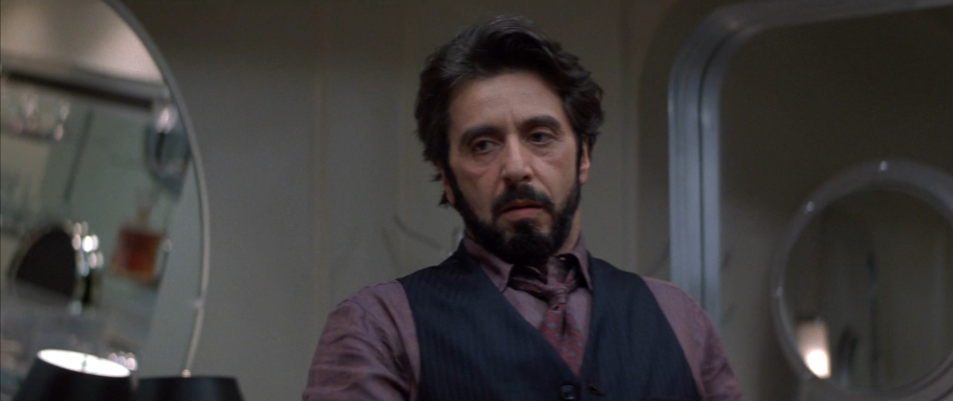 — Пристрели меня! Просто убей.
— Я не стану тебя убивать, я даже пальцем тебя не трону. Я спрашиваю тебя, как же ты мог поступить с теми, кто заботился о тебе? Как ты мог? Ты в дерьме, козел.