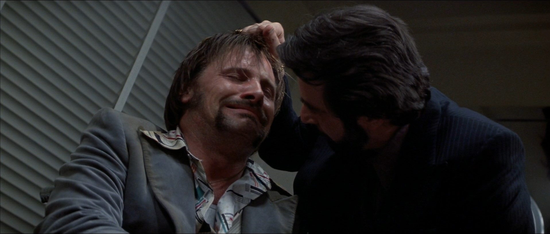 — Пристрели меня! Просто убей.
— Я не стану тебя убивать, я даже пальцем тебя не трону. Я спрашиваю тебя, как же ты мог поступить с теми, кто заботился о тебе? Как ты мог? Ты в дерьме, козел.