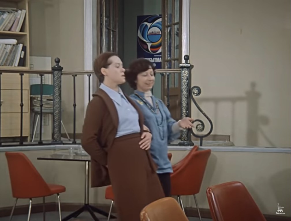 Вы же женщина, а не солдафон. Пикантнее, пикантнее! И игривая улыбка! Вообще, пусть мужчины думают, что у вас всё в порядке. Дышите. Элегантнее пластику! И не надо брыкаться. Вы же не иноходец, а женщина.