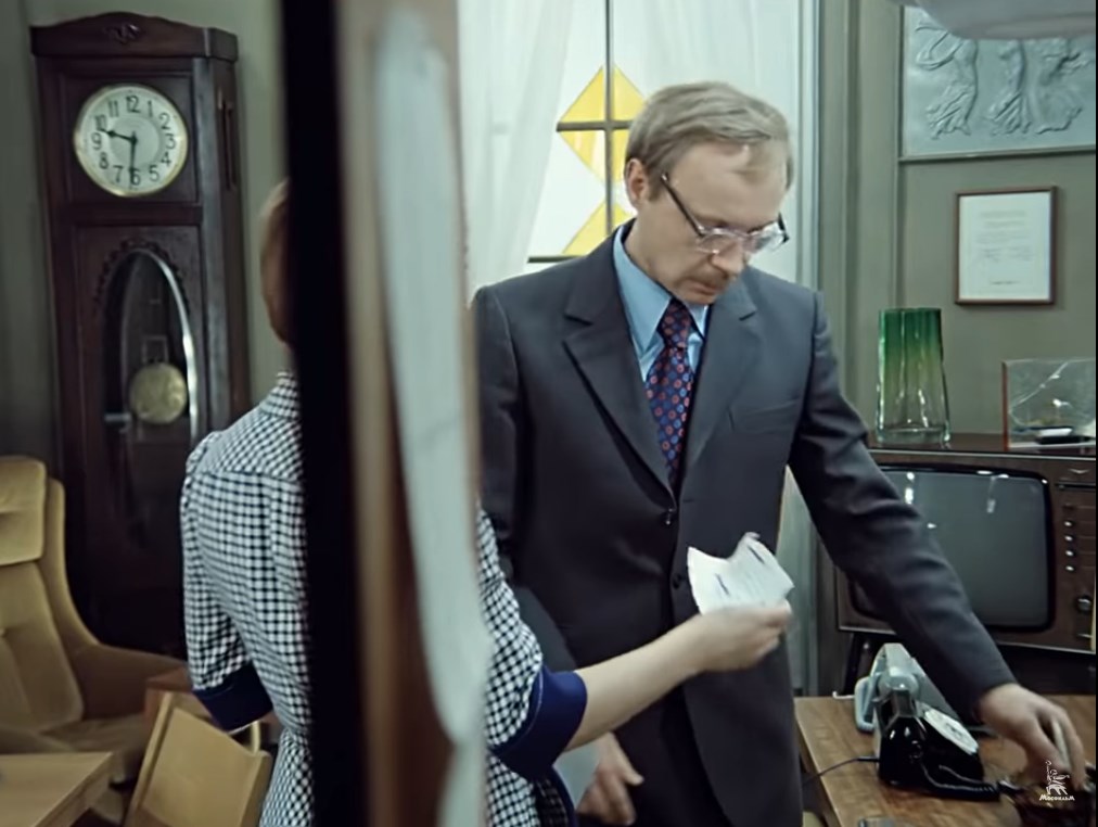 — Кстати, я надеюсь, материально вы не очень пострадали? Билеты в цирк не пропадут?
— Ну безусловно! Я загоню их по спекулятивной цене.
— Ага. Ну, в вашей практичности я нисколько не сомневалась, товарищ Новосельцев.
— Вы проницательны, товарищ Калугина!