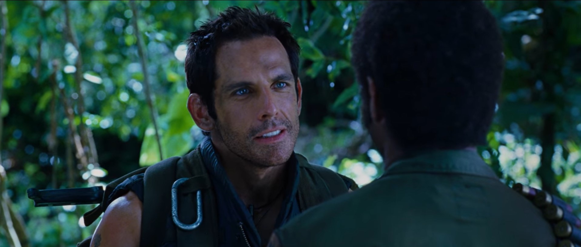 — Ты серьезно не в курсе? Беспросветных дебилов играть нельзя.
— В смысле?
— Ну хорошо. Дастин Хоффман, «Человек Дождя». Выглядит отсталым, но не отсталый. Мухлюет в карты. Аутист, стопудов. Не придурок. Том Хэнкс, «Форрест Гамп». Медленно соображает, да, отсталый, но Никсона очаровал и турнир по пинг-понгу выиграл. Значит не отсталый. Питер Селлерс, «Садовник», инфантильный, да. Отсталый, нет. А ты сыграл отсталого тупаря. Нельзя играть отсталого. Думаешь гоню? Спроси Шона Пенна, фильм «Я – Сэм». Сыграл окончательного отсталого, остался без Оскара.