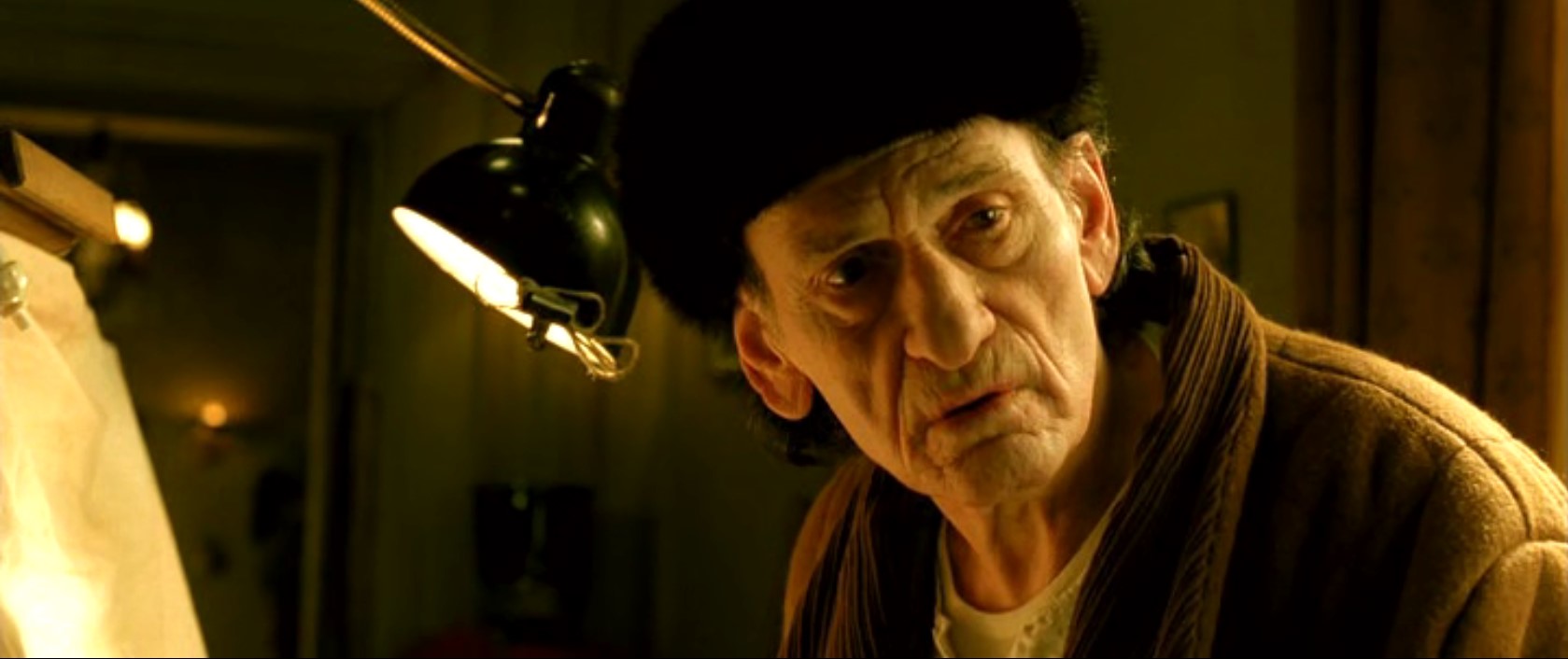 ей легче придумать дружбу с кем-то, кого нет, чем налаживать отношения с окружающими?