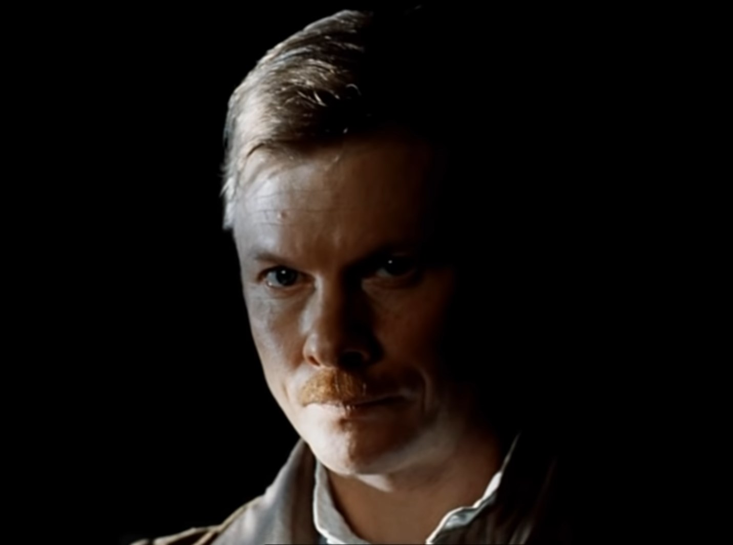 — Вам не спится, Ватсон?
— Я прекрасно спал. Но меня разбудило вот это...
— Но вы говорили, что любите музыку.
— Музыку? Да. Но это... я думал, с кем то плохо или кошка застряла в трубе.
— Наверное Вы правы. Но дело в том, что это одна из моих привычек — под эти звуки мне лучше думается. А сейчас как раз есть о чем подумать.
— Вы бы лучше подумали о том [высыпает порошок со снотворным в рот], что уже два часа ночи. [Ватсон берет стакан с водой и видит на дне глаз]
— Что это?
— Глаз. Человеческий глаз.
— Стеклянный?
— Настоящий. Принято считать, что в зрачке убитого остается изображение убийцы в последний момент перед смертью. Я провел ряд опытов и могу с уверенностью сказать: абсолютная чепуха! Дорогой Ватсон, чтобы Вас утешить, я могу сыграть более привычное для Вашего слуха.