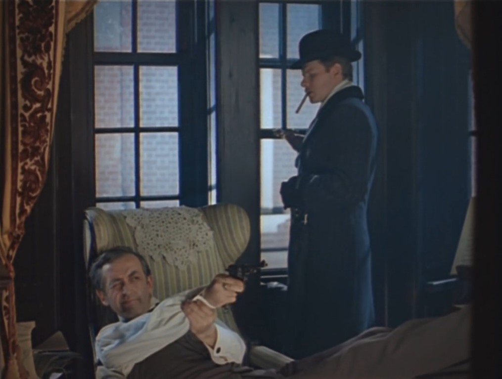 — Что вы делаете?
— Не видите? Стреляю.
— Странный способ украшать дом монограммой королевы.
— Мне скучно, Ватсон.
— Надымили. Испортили стенку. Что Вы скажете хозяйке?
— Ничего не скажу. Завешу ковром, она и не увидит. Ведь Вы мне дадите ковер?
— Не дам.
— Ватсон, перестаньте злиться. Проиграли на бильярде и теперь срываете на мне своё плохое настроение. Здесь явно не хватает двух точек...