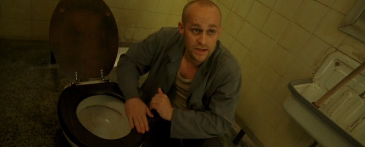 Толчок нужно мыть слева направо, иначе он царапается. И там накапливаются микробы и бактерии, а этому надо воспрепятствовать. А тут рядом с унитазом требуется особая тщательность. Я уже сто раз говорил этим психам, чтобы садились, но они стоят, льют дугой мимо. Смотрят и ухмыляются. Противно, но делать надо.