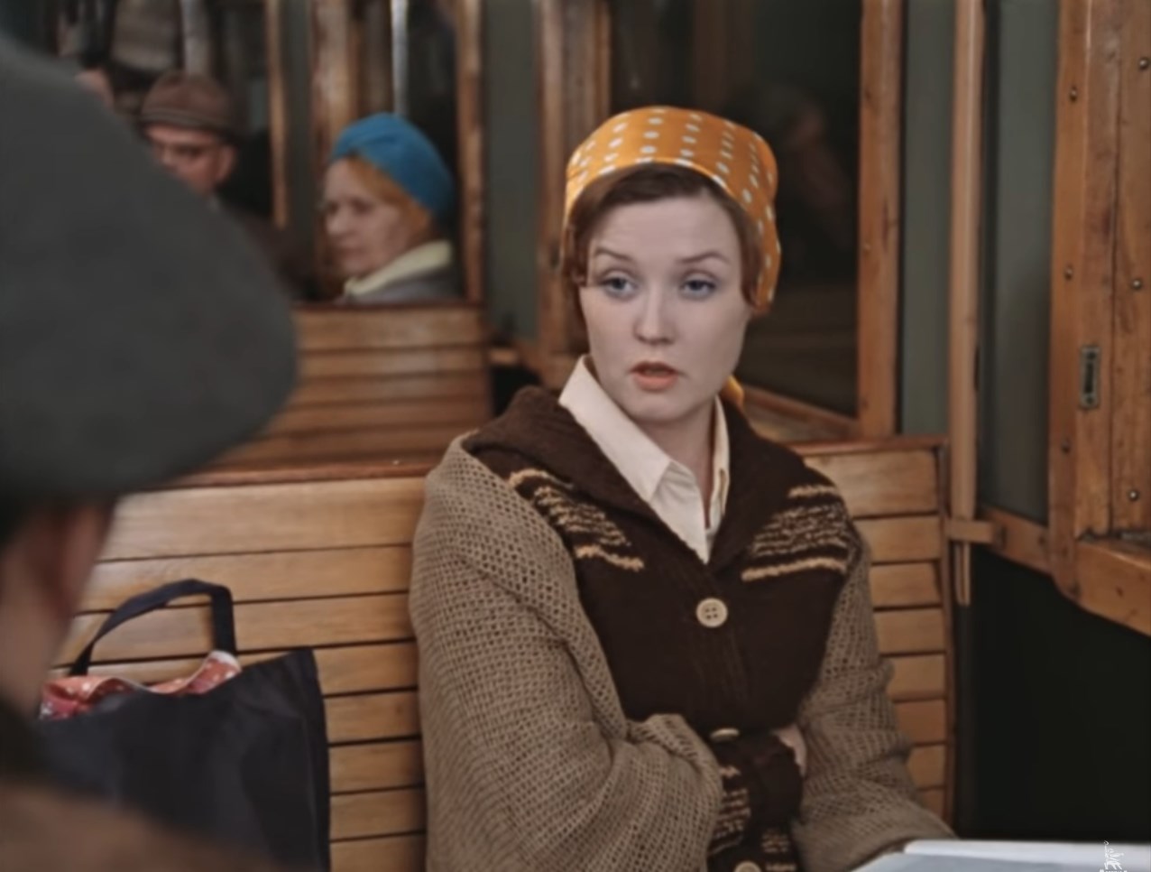 — Я даже могу сказать, что вы, например, не замужем.
— Если я не ношу обручального кольца, это ещё ни о чём не говорит.
— Да даже если бы вы носили три обручальных кольца, вы всё равно не замужем. У вас взгляд незамужней женщины.
— А что, незамужние женщины смотрят как-то по-особенному?
— Конечно. Они смотрят оценивающе. Так смотрят милиционеры, руководящие работники и незамужние женщины.