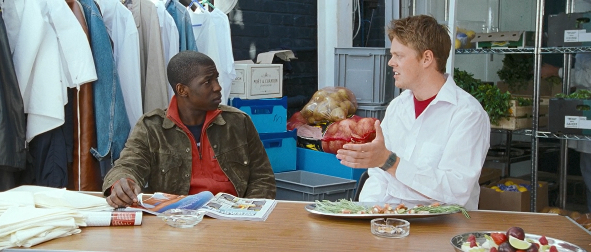 — Я сейчас понял, почему мне не везет в любви.
— И почему?
— Все англичанки жутко чопорные, а меня обычно привлекают девушки без комплексов, отзывчивые, как американки. Пора съездить в Америку, там я сразу найду девушку... Что скажешь?
— Скажу, что это чушь, Коллин.
— Нет, приятель, не чушь, американки западут на мой забавный британский акцент.
— У тебя нет забавного британского акцента.
— Есть. Все, я еду в Америку.
— Коллин, ты рыжий, уродливый британец и смирись с этим.
— Никогда! Я Коллин — бог секса. Я просто родился не в той стране.