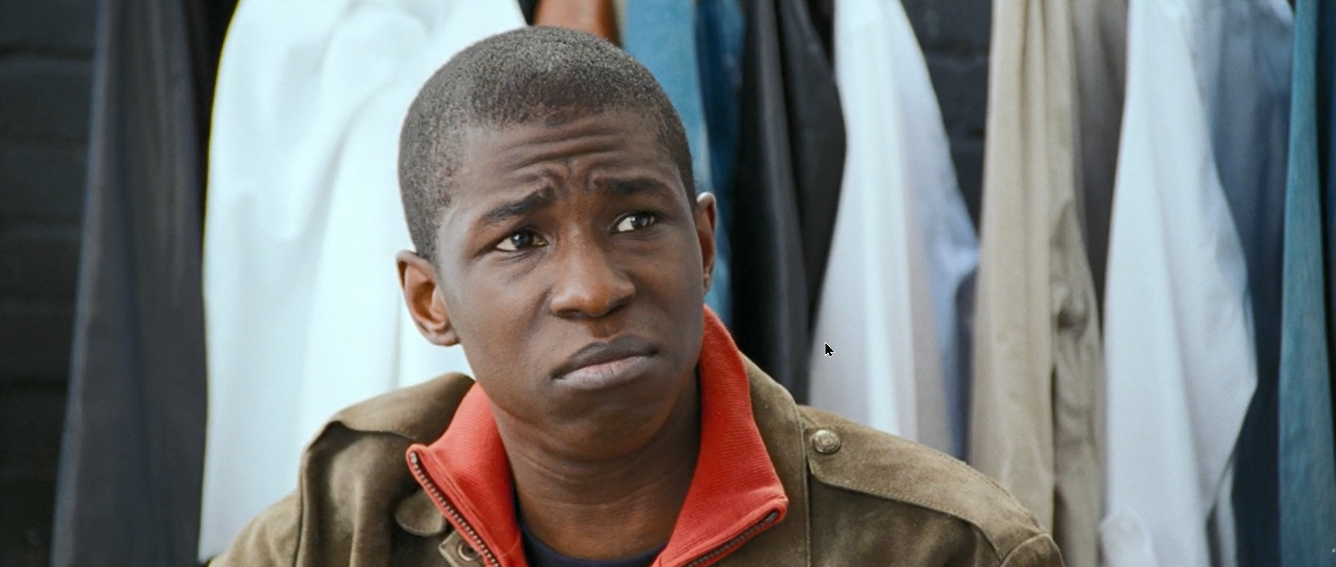 — Я сейчас понял, почему мне не везет в любви.
— И почему?
— Все англичанки жутко чопорные, а меня обычно привлекают девушки без комплексов, отзывчивые, как американки. Пора съездить в Америку, там я сразу найду девушку... Что скажешь?
— Скажу, что это чушь, Коллин.
— Нет, приятель, не чушь, американки западут на мой забавный британский акцент.
— У тебя нет забавного британского акцента.
— Есть. Все, я еду в Америку.
— Коллин, ты рыжий, уродливый британец и смирись с этим.
— Никогда! Я Коллин — бог секса. Я просто родился не в той стране.