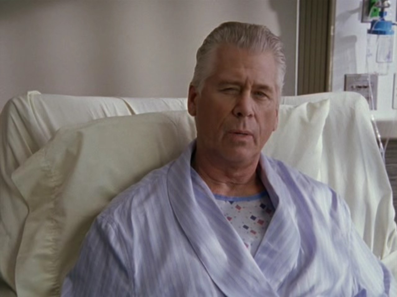 Доктор Перри Кокс Доктор Джон «Джей Ди (J.D.)» Дориан — Я хочу, чтоб вы знали, если у вас есть вопросы, я всегда рядом.
— По какому каналу идет сериал про педиков?
— Ну, скажи ему, ты же знаешь.
— Канал «Браво» по вторникам в десять, в девять по центральному времени, в восемь по горному.