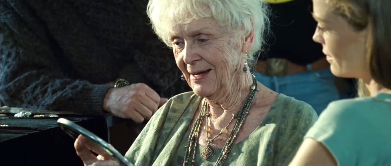 Моё зеркальце! Оно такое же, как тогда, когда я в последний раз в него смотрелась. Только вот отражение стало иным.