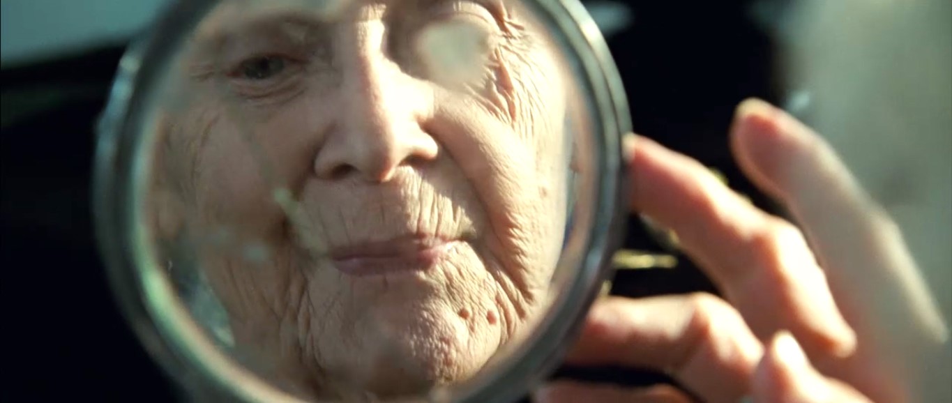 Моё зеркальце! Оно такое же, как тогда, когда я в последний раз в него смотрелась. Только вот отражение стало иным.