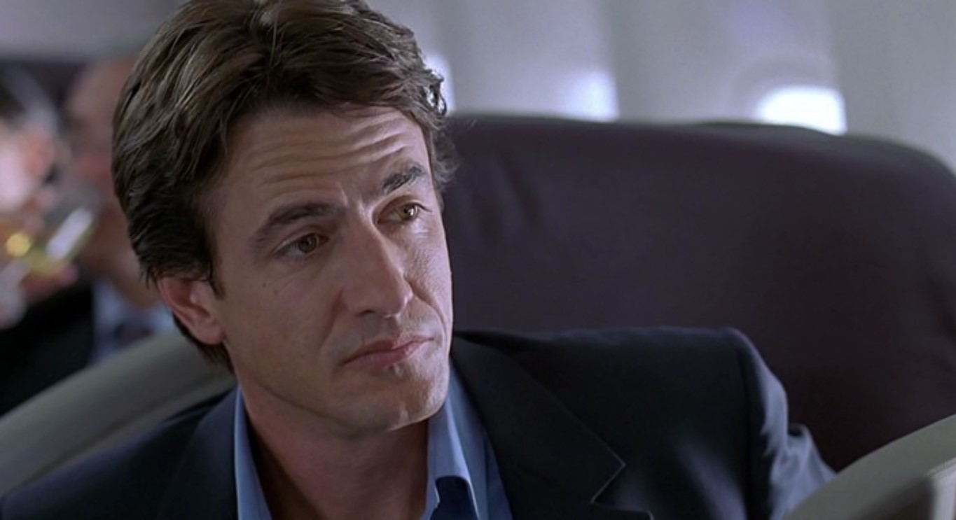 Сразу предупреждаю, даже в чокнутых семьях, когда подолгу не видятся, все снова заодно и любят друг друга. У меня всё не так. Я люблю отца, но он мой отчим и вообще-то родственником не является... он скорее заложник.