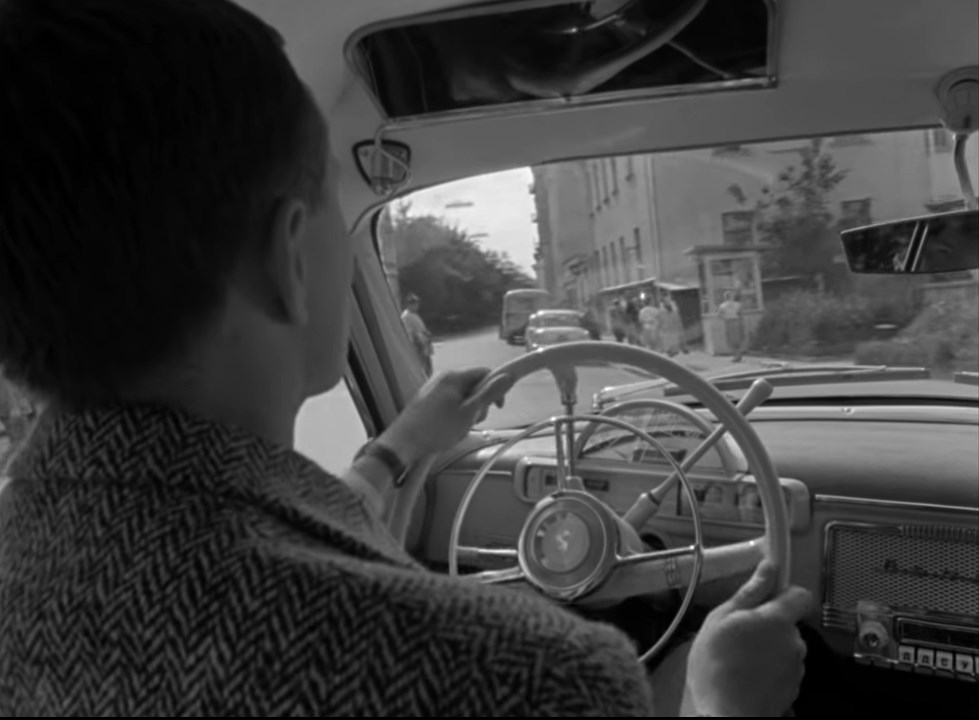 Каждый, у кого нет машины, мечтает её купить, и каждый, у кого есть машина, мечтает её продать. И не делает этого только потому, что, продав, останешься без машины.