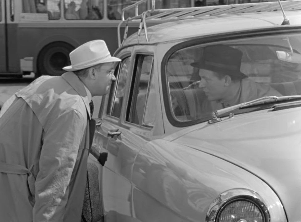 — Я хочу угнать эту машину, а вы меня задерживаете.
— Ну тогда, пожалуйста, угоните её вместе со мной! Я опаздываю на поезд!