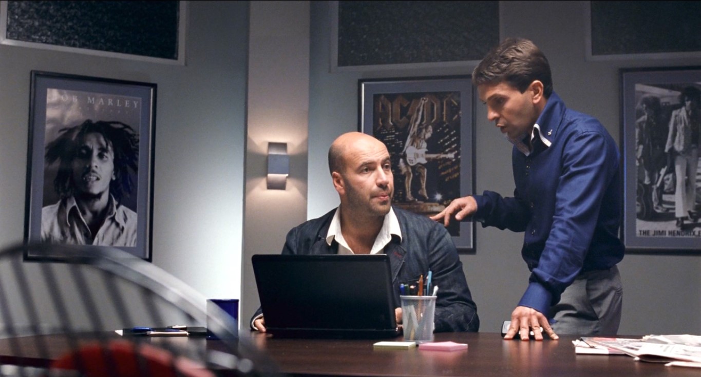 — Перепонка..
— Да, перепонка, что перепонка?
— Хорошее слово! «Перепонка», «перепончатый»... Знаешь, какой-нибудь там перепончатокрылый...
— Мы что, этих животных сами должны придумывать?
— Слав, а где мы их сейчас возьмём?
— Ну да. Серпень!
— Что серпень?
— Перепончатокрылый серпень.
— А что такое «серпень»?
— «Август» по-украински.
— Прекрасно! Значит водится на Украине...
— ...и только в августе!