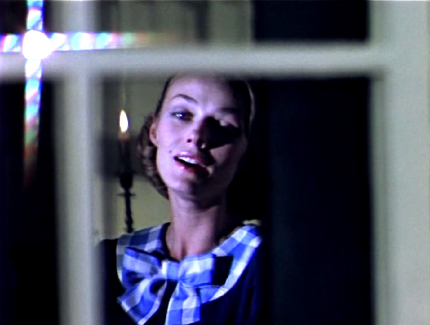 Всё, что было много лет назад,
Сны цветные бережно хранят.
И порой, тех снов волшебный хоровод,
Взрослых в детство за руку ведёт. Сны, где сказка живёт среди чудес.
Сны, где можно достать звезду с небес, с небес.
Счастлив тот, счастлив тот, в ком детство есть. Детство наше давно прошло,
Прошлой жизни букварь прочло.
Лето, осень, зима и нет весны.
Но хранят той весны тепло,
Но хранят той весны тепло,
Наши детские сны.