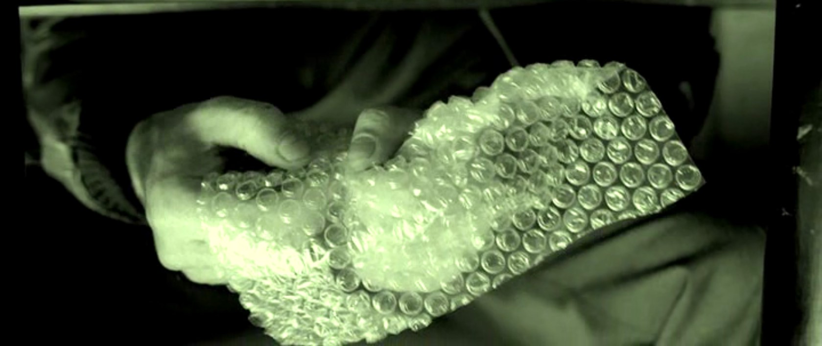 Единственное, что он любит, — это трескать подушечки полиэтиленовой упаковки...