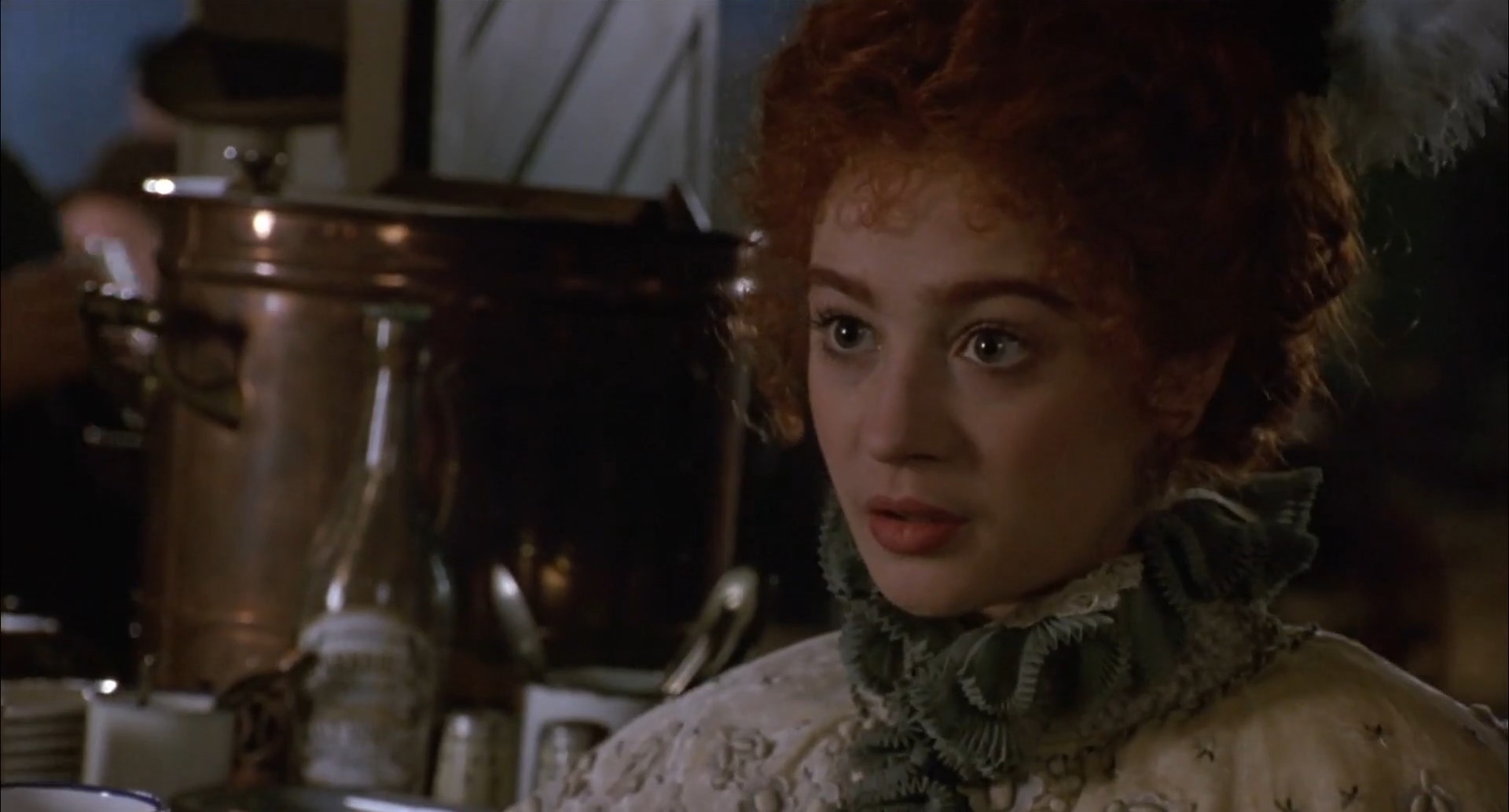 — Чарли, но я не могу выйти за тебя!
— Почему?
— Мне только 16!
— Это скоро пройдёт.