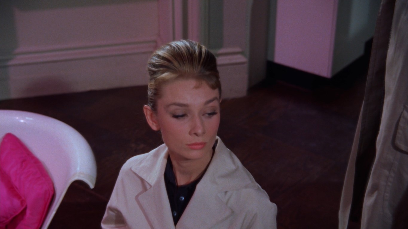 Отсюда до двери четыре секунды. Я даю тебе две.