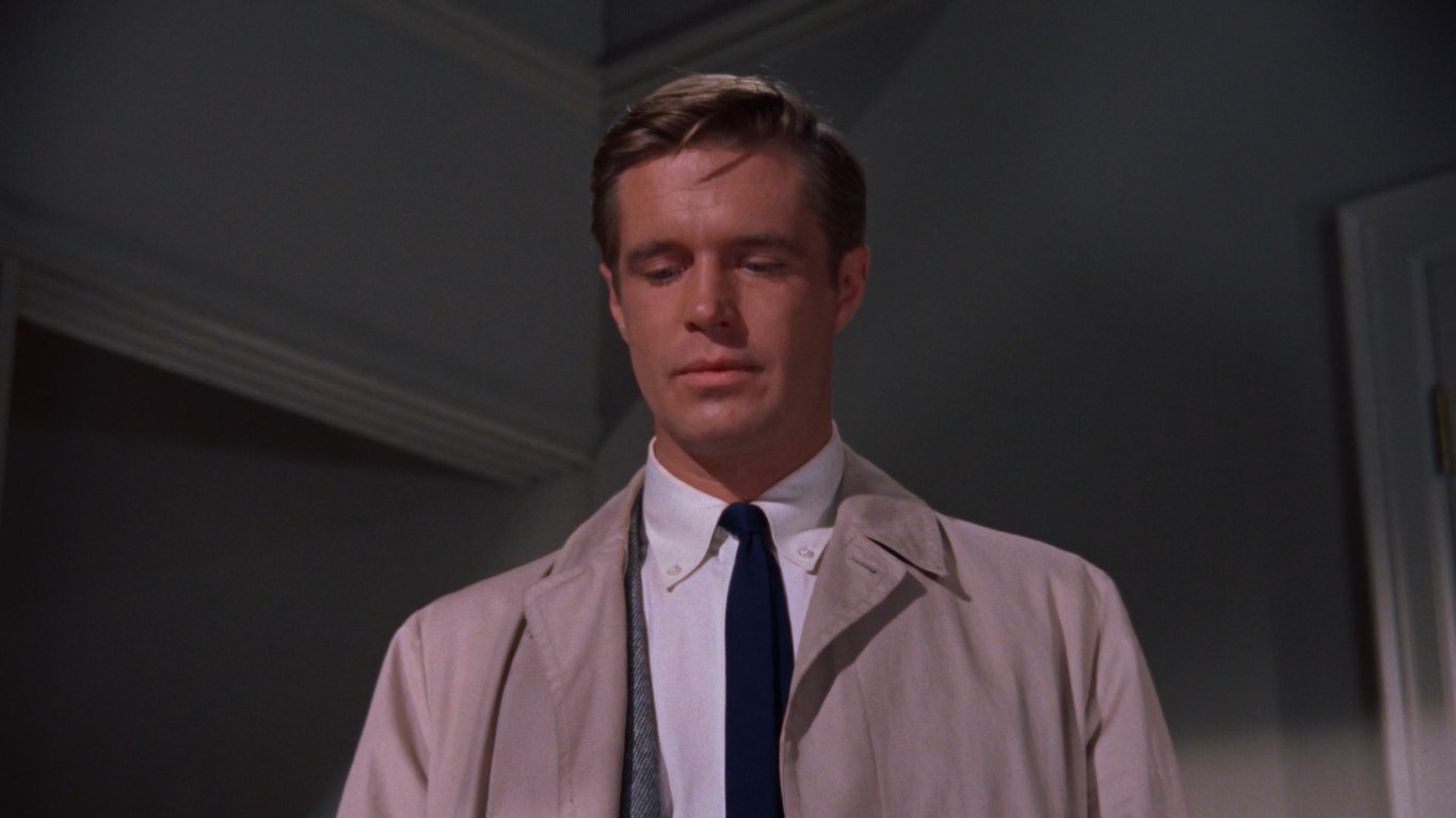 Отсюда до двери четыре секунды. Я даю тебе две.