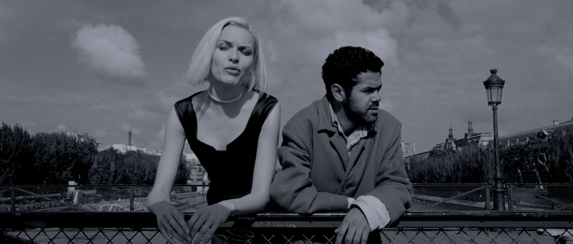 — Давай покатаемся на речном трамвайчике!
— Не время сейчас на трамвайчике кататься.
— О Господи! А когда наступит это время?