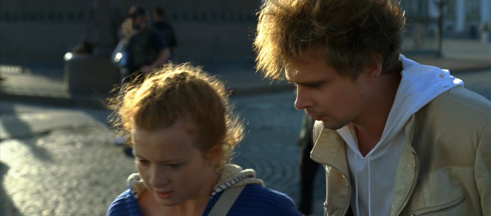 — И вообще, ты ненастоящий!
— Ну и что! Вон у той девушки грудь тоже ненастоящая, но никто же не бегает и не кричит: «Ой, ненастоящая грудь!»
— Это разные вещи: её грудь можно потрогать, а тебя — нет!
— О, ты хочешь потрогать её грудь???