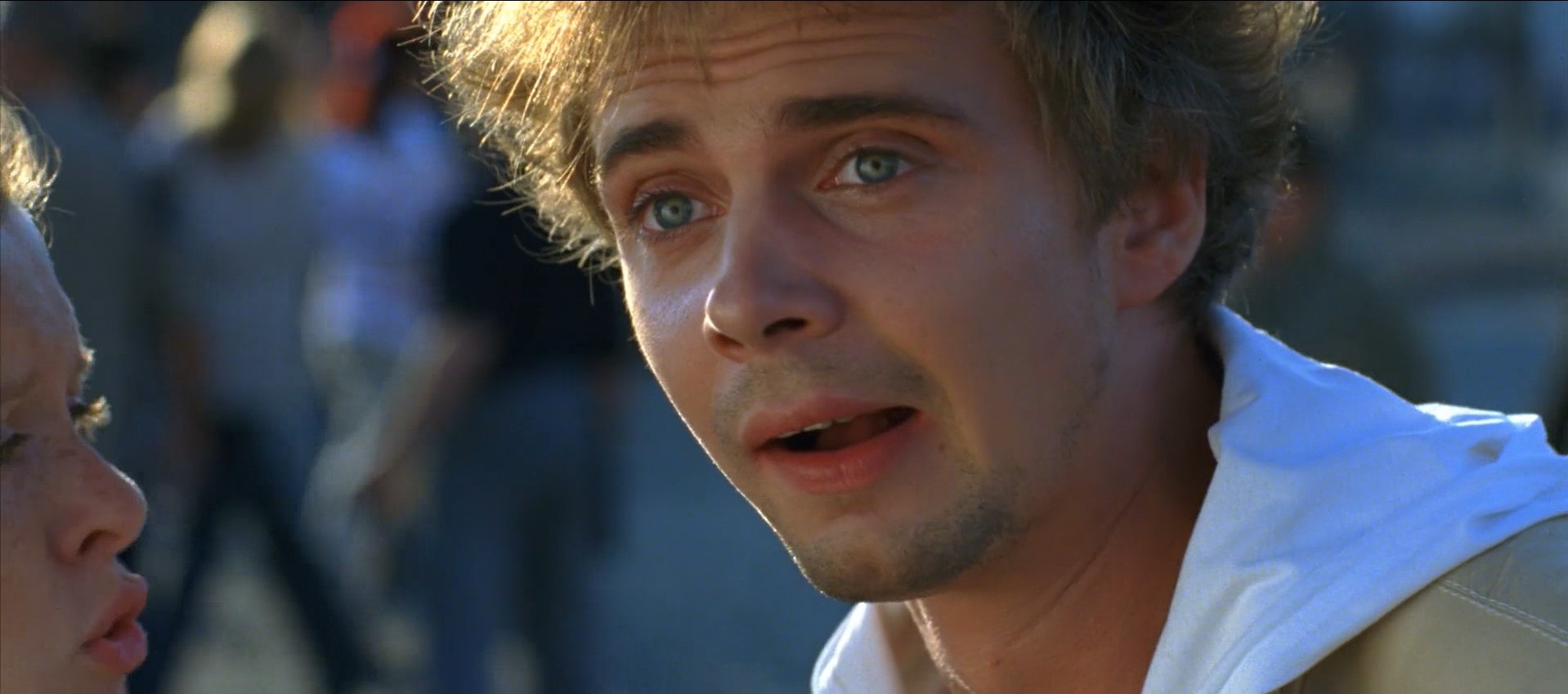 — И вообще, ты ненастоящий!
— Ну и что! Вон у той девушки грудь тоже ненастоящая, но никто же не бегает и не кричит: «Ой, ненастоящая грудь!»
— Это разные вещи: её грудь можно потрогать, а тебя — нет!
— О, ты хочешь потрогать её грудь???