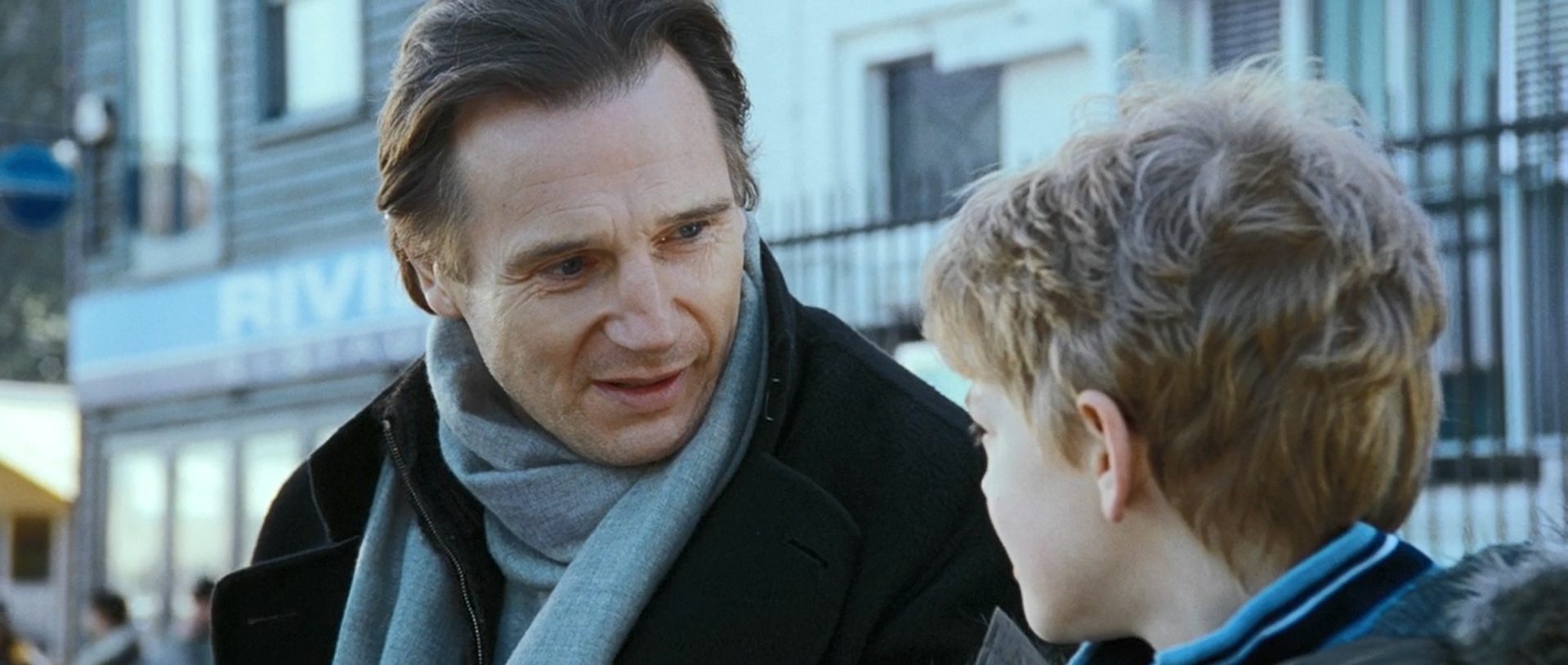 — Я знаю, что я должен всё время думать о маме... Но дело в том, что я влюбился, еще до её смерти, и с этим ничего не поделаешь.
— Не слишком ли ты молод, чтоб влюбляться?
— Нет.
— О, ну, в общем, хорошо... Признаться, мне стало намного легче.
— Почему?
— Ну, потому что я думал, что всё намного хуже.
— Хуже, чем агония неразделенной любви?
— О. Нет, ты прав. Это же агония.