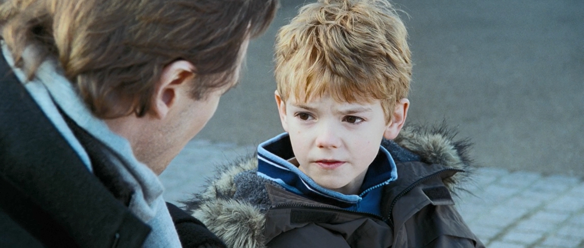 — Я знаю, что я должен всё время думать о маме... Но дело в том, что я влюбился, еще до её смерти, и с этим ничего не поделаешь.
— Не слишком ли ты молод, чтоб влюбляться?
— Нет.
— О, ну, в общем, хорошо... Признаться, мне стало намного легче.
— Почему?
— Ну, потому что я думал, что всё намного хуже.
— Хуже, чем агония неразделенной любви?
— О. Нет, ты прав. Это же агония.