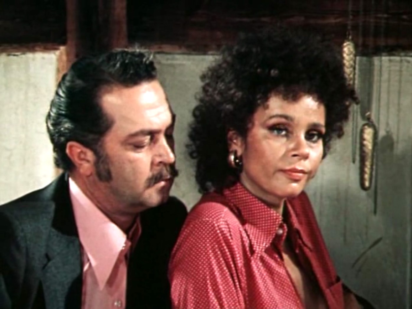 — Я вас завоюю себе в жены. Я привык рубить с плеча.
— А я привыкла к свободе.
— Не беспокойтесь, ваша свобода останется при вас. Я моряк, я дома не сижу.
— А зачем мне муж-моряк, да ещё и не сидящий дома?
— Опять двадцать пять! Сколько времени вам надо доказывать, что лучшего мужа, чем я, вам не найти?