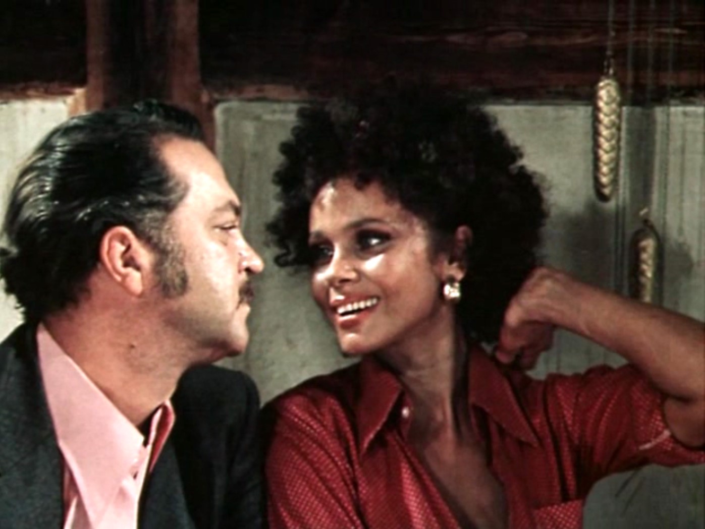 — Я вас завоюю себе в жены. Я привык рубить с плеча.
— А я привыкла к свободе.
— Не беспокойтесь, ваша свобода останется при вас. Я моряк, я дома не сижу.
— А зачем мне муж-моряк, да ещё и не сидящий дома?
— Опять двадцать пять! Сколько времени вам надо доказывать, что лучшего мужа, чем я, вам не найти?