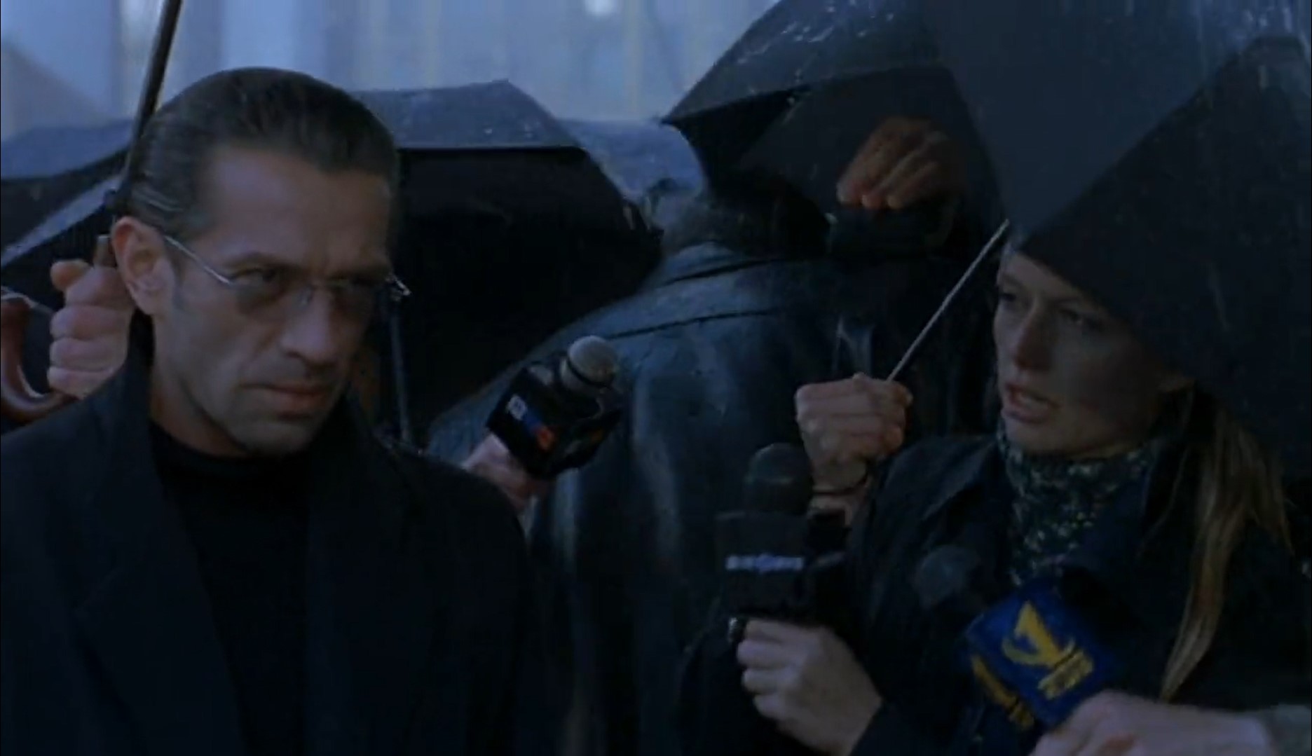 Журналистка Платон Маковский — По данным журнала «Forbes», вы входите в сотню самых богатых людей мира, ваше состояние оценивают в пять миллиардов долларов и почему все эти деньги не спасают Вас от унизительных наездов?
— Потому что мы в России.