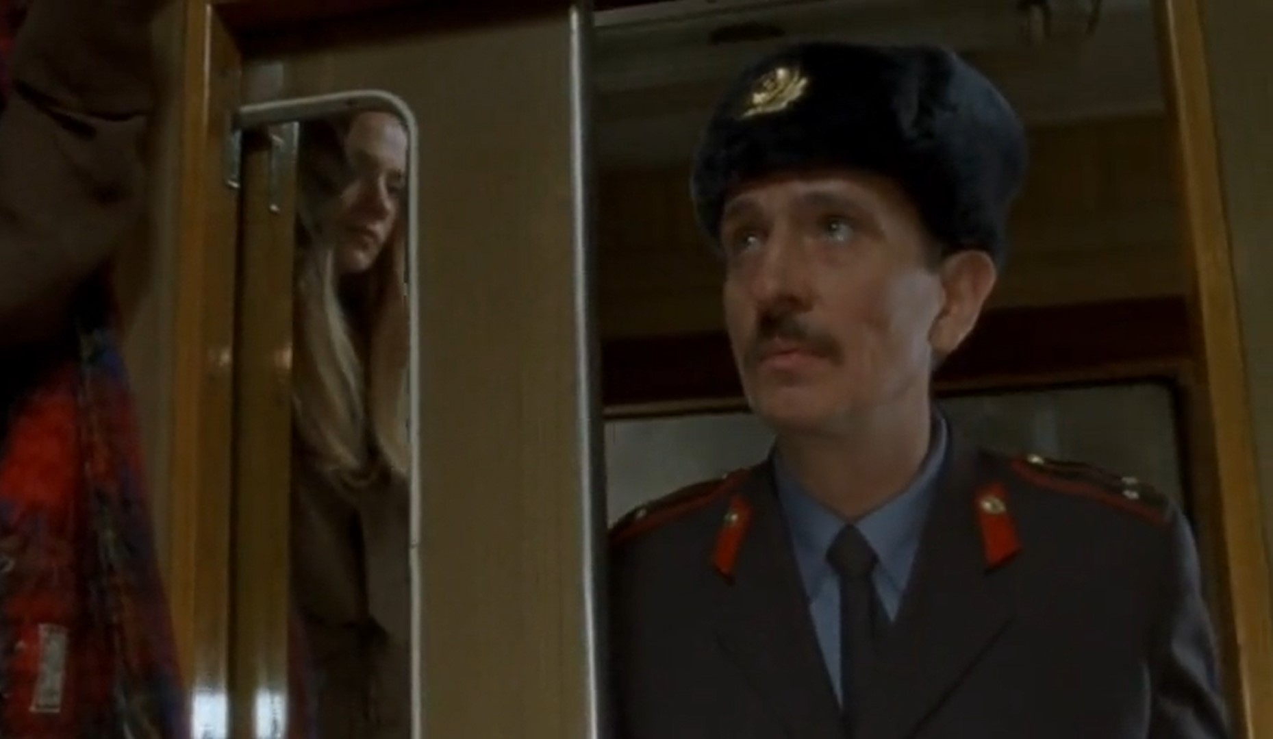 Платон Маковский сотрудник полиции в поезде Муса Тариев — Всех прошу предъявить документы и билеты.
— Лейтенант, а может мы договоримся, а?
— Распитие спиртных напитков в общественном месте запрещено будем составлять акты и сообщать по месту работы.
— Как я люблю этот честный взгляд людей в серых мундирах.
— Че, на пятнадцать суток захотел?
— Нет, что вы, ни в коем случае, что вы?!