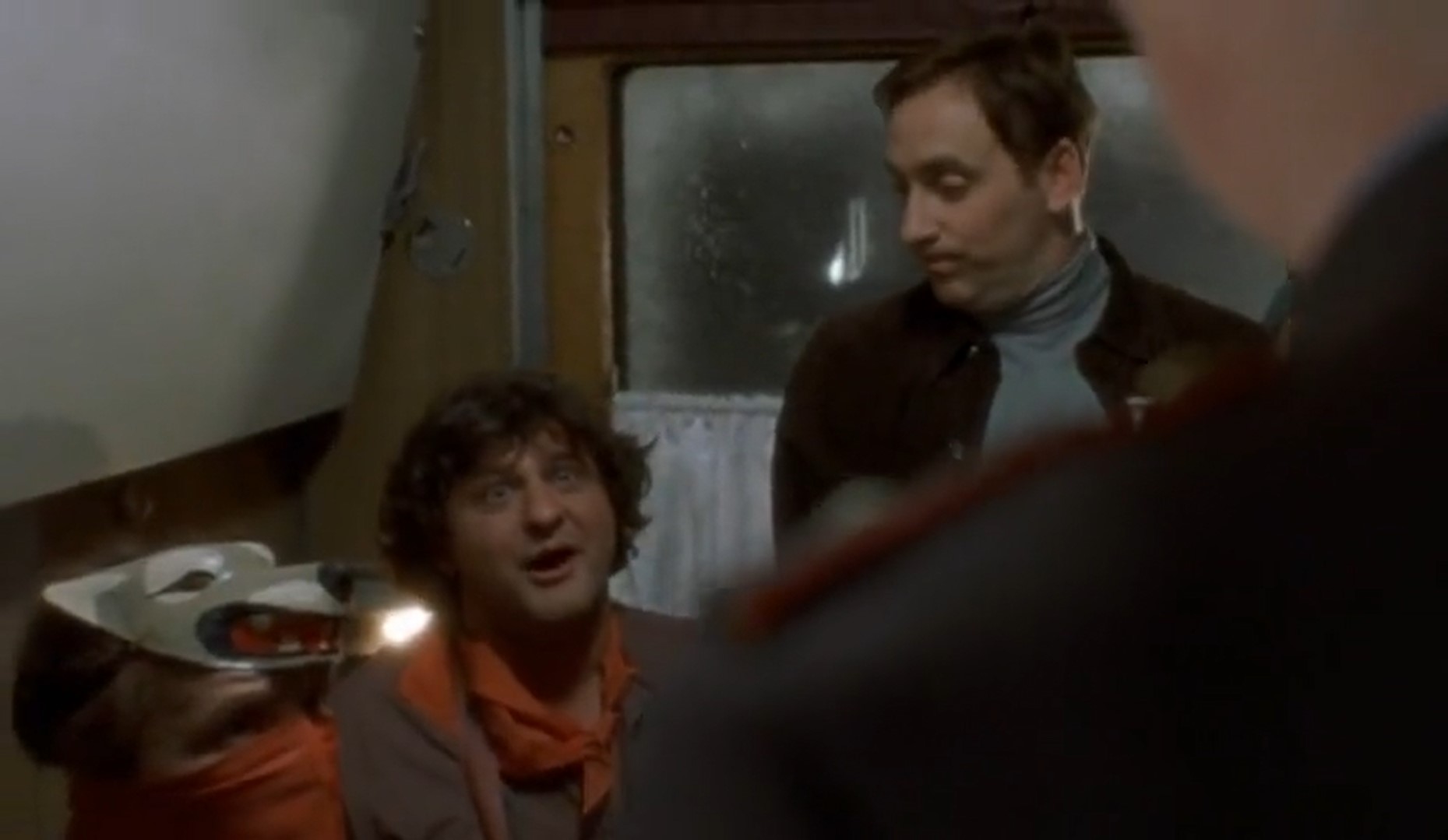 Платон Маковский сотрудник полиции в поезде Муса Тариев — Всех прошу предъявить документы и билеты.
— Лейтенант, а может мы договоримся, а?
— Распитие спиртных напитков в общественном месте запрещено будем составлять акты и сообщать по месту работы.
— Как я люблю этот честный взгляд людей в серых мундирах.
— Че, на пятнадцать суток захотел?
— Нет, что вы, ни в коем случае, что вы?!