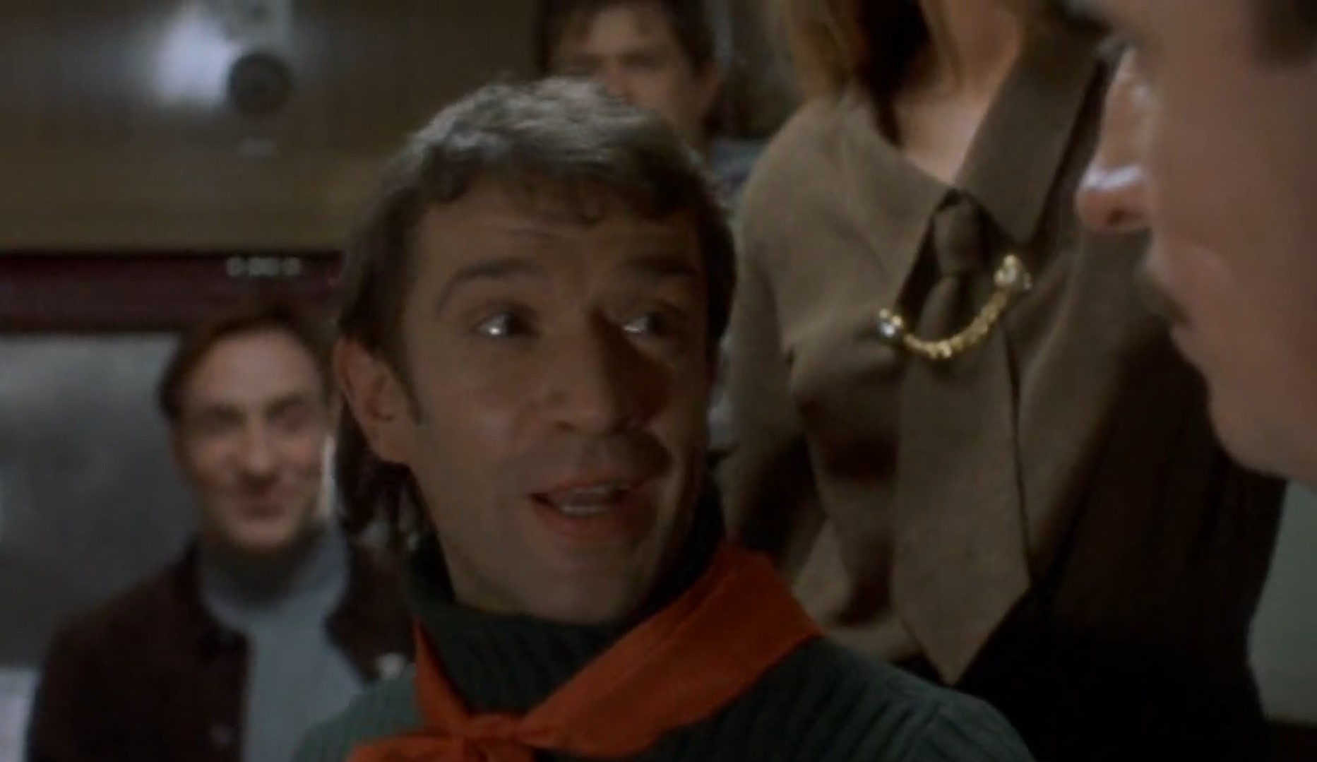 Платон Маковский сотрудник полиции в поезде Муса Тариев — Всех прошу предъявить документы и билеты.
— Лейтенант, а может мы договоримся, а?
— Распитие спиртных напитков в общественном месте запрещено будем составлять акты и сообщать по месту работы.
— Как я люблю этот честный взгляд людей в серых мундирах.
— Че, на пятнадцать суток захотел?
— Нет, что вы, ни в коем случае, что вы?!